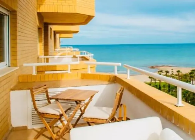 Terrasse aménagée avec vue sur la Méditerranée