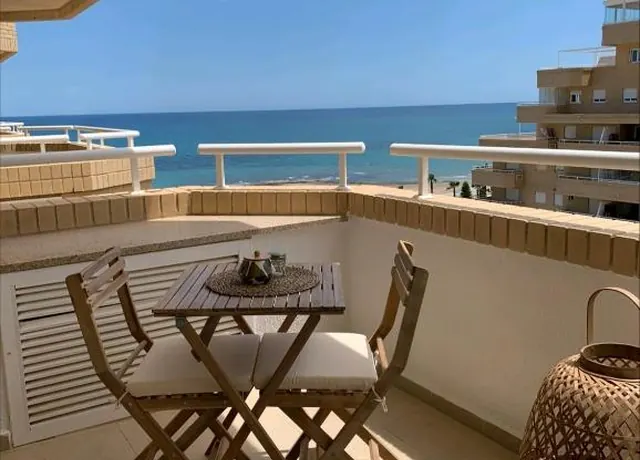 Table extérieure pour petit-déjeuner face à la mer