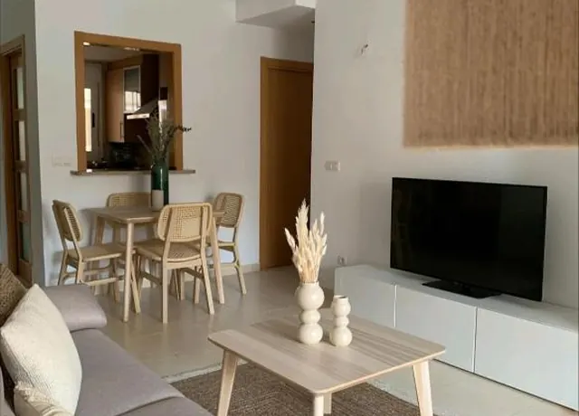 Salon avec télévision et coin repas