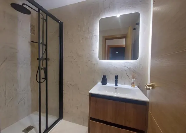Salle de bain moderne avec douche