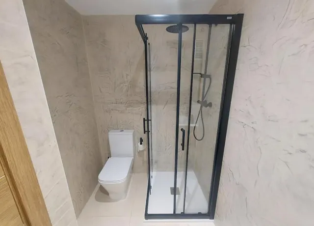 Salle de bain complète avec douche
