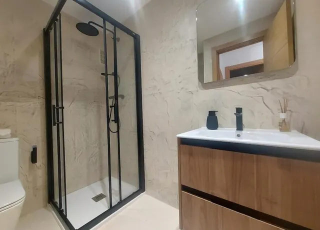 Douche et meuble vasque aux finitions actuelles