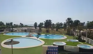 Piscina infantil y jacuzzis
