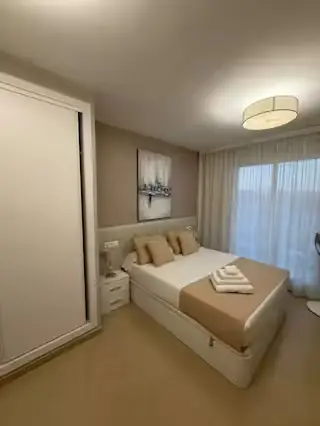 Dormitorio principal con cama de matrimonio