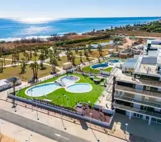Urbanización con piscinas y mar
