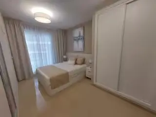 Dormitorio principal con cama de matrimonio