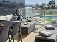 Terraza de 30 m² con comedor exterior y tumbonas