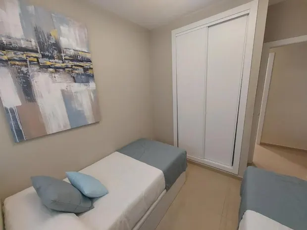 Dormitorio con dos camas individuales