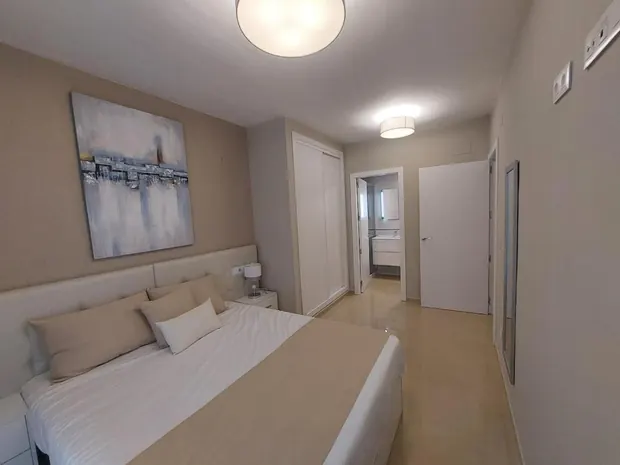 Dormitorio principal con cama de matrimonio