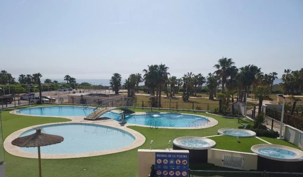 Piscinas, jacuzzis y mar