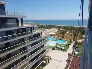 Vistas a piscina, zonas verdes y mar desde la sexta planta