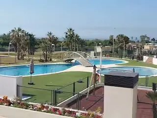 Piscina y zonas verdes de la urbanización