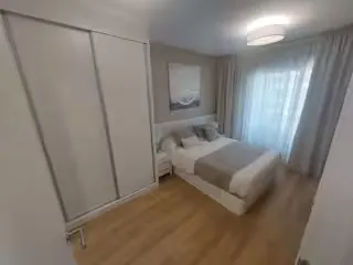 Dormitorio con cama de matrimonio